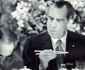 1972年尼克松访华中美领导人首次会面照片，为何被裁掉一个人物？