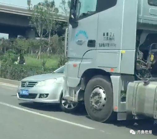 缅北战事逼近? 500辆左右货车及私家车滞留，民众在边境搭建窝棚生活}