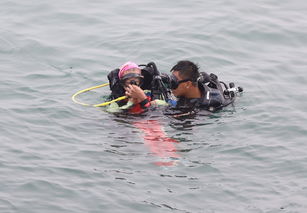 游客被困深海海底两小时后成功获救！游客在海南潜水后神秘失踪，官方通报：紧急救援展开 两名游客溺水事件已成功解救