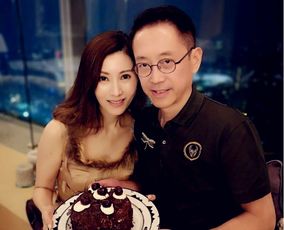 54岁的李嘉欣晒照庆祝生日，与许晋亨在怀中享受甜蜜时刻