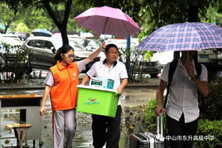 拍摄者报道：雨中，长沙一小学学生独行过桥洞：‘安全第一’