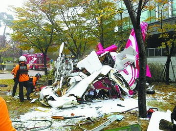 韩国首尔市中心：重大车祸已致16死伤，首尔市中心重大车祸，16人死亡。