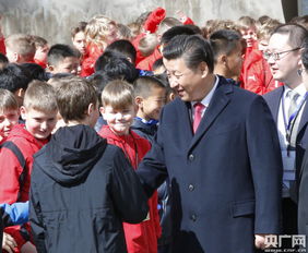 习近平出访中东欧国家，乘坐高铁途经土耳其的奥斯陆。
习近平访问阿斯塔纳，途经土耳其的奥斯陆，受到当地民众热烈欢迎。
习近平访问阿斯塔纳，受人追捧。

需要注意的是，修改标题需要保持信息准确性，并且尽可能简洁明了，使读者能够快速理解。同时，为了吸引读者的注意力，也可以适当使用修辞手法或者描述一些有趣的情节。