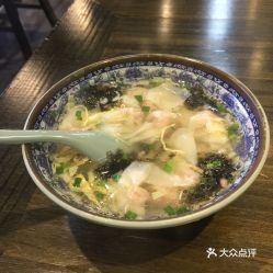 三林塘馄饨店开业首日：大量人流涌入，夜市生意火爆，馄饨全卖完