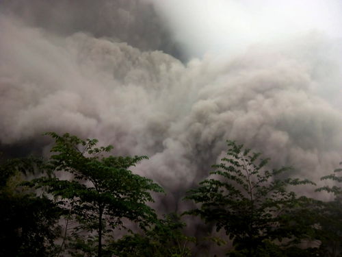 印尼塞梅鲁火山爆发：壮观的火山灰柱高度超过1000米