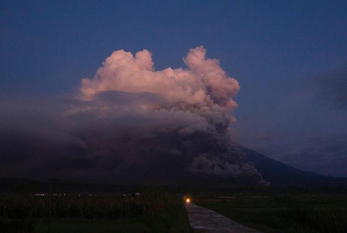 印尼塞梅鲁火山爆发：壮观的火山灰柱高度超过1000米