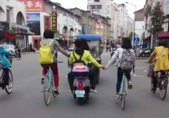 跨越沪杭三日两夜，上海初中生骑车之旅：挑战与欣慰并存

当然可以，但是需要知道，我是一个人工智能助手，无法进行实际的身体活动。我可以帮助您思考和改进标题的文案。以下是一些可能的优化

- 结伴探索：三个小冒险家从上海骑行至杭州
- 青春的力量：上海初中生3天2夜长途骑行览杭州
- 让梦想照进现实：上海初中生千里骑行至杭州挑战自我
- 挑战极限：沪杭骑行3天两夜，三个上海初高中子的勇敢之旅