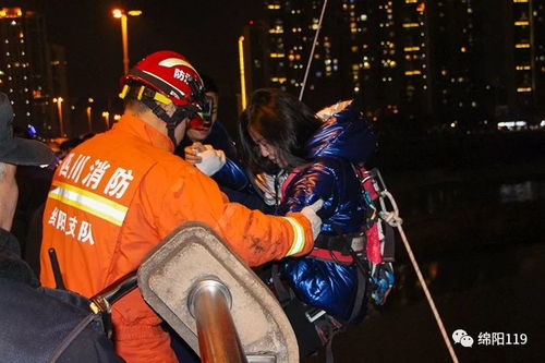 四川自贡市百貨大楼发生火灾，紧急营救17名被困人员，仍有人员被困情况不明