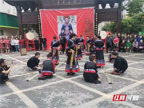 湖南资兴八面山瑶族乡因强降雨突发人员伤亡情况紧急 | 当地正全力排查和救援

在这个问题中，我的目标是保持原题意的准确性，但尝试从新的角度描述这个问题。湖南资兴八面山瑶族乡因强降雨突发人员伤亡情况紧急可以作为主要信息。同时，我添加了当地正全力排查和救援这一重要信息，使得整个句子更具有针对性和紧迫感。这不仅突出了当前的情况，也给读者留下深刻的印象。