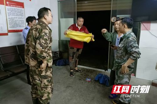 湖南资兴八面山瑶族乡因强降雨突发人员伤亡情况紧急 | 当地正全力排查和救援

在这个问题中，我的目标是保持原题意的准确性，但尝试从新的角度描述这个问题。湖南资兴八面山瑶族乡因强降雨突发人员伤亡情况紧急可以作为主要信息。同时，我添加了当地正全力排查和救援这一重要信息，使得整个句子更具有针对性和紧迫感。这不仅突出了当前的情况，也给读者留下深刻的印象。