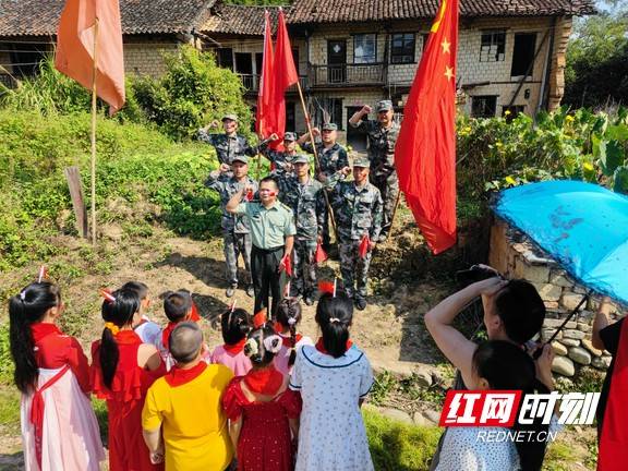 湖南资兴八面山瑶族乡因强降雨突发人员伤亡情况紧急 | 当地正全力排查和救援

在这个问题中，我的目标是保持原题意的准确性，但尝试从新的角度描述这个问题。湖南资兴八面山瑶族乡因强降雨突发人员伤亡情况紧急可以作为主要信息。同时，我添加了当地正全力排查和救援这一重要信息，使得整个句子更具有针对性和紧迫感。这不仅突出了当前的情况，也给读者留下深刻的印象。