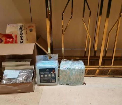 网友称华润万家超市员工用拖把清洁冰柜，白银市监已介入调查核实

网友曝华润万家超市员工拖地清理冰柜事件，白银市监已启动调查