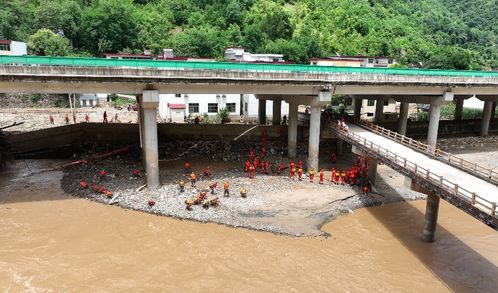 陕西柞水官方通报：高速公路桥梁垮塌，已确认坠河车辆25辆，遇难38人，失联24人。事故原因正在调查中