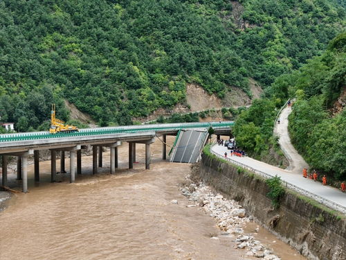 陕西柞水官方通报：高速公路桥梁垮塌，已确认坠河车辆25辆，遇难38人，失联24人。事故原因正在调查中