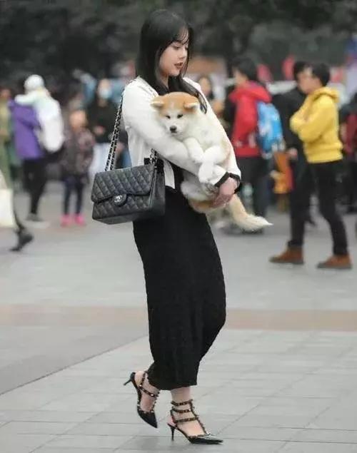 杭州街头曝光的惊艳街拍女生，裙长过膝，简洁而时尚，却受到全网好评：美的令人窒息！