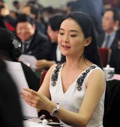 50岁的王艳：豪横程度令人惊叹，顶楼大能种树，纱纱裙下尽显女强人风范