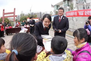 儿童喜称她为‘桃子姐姐’，她就是新疆产建兵团额敏垦区检察院未检工作室的优秀成员

这个题目就已经很好的把信息和活动的核心元素都给提出来了，而且语言简洁明了，易于理解。同时，“孩子们喜欢喊她们‘桃子姐姐’”这句也充满了趣味性和亲切感，使得整个主题更加生动有趣。