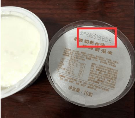 关注! 央视曝光：高价奶制品营养价值低，很多孩子每天都在喝

这个标题简洁明了，表达了事件的核心信息，并通过“高价”、“营养价值低”等关键词强调了问题的严重性。同时，“很多孩子每天都喝”这部分也突出了该问题对儿童健康的影响。