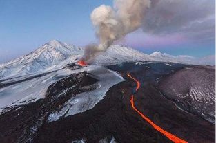 俄罗斯堪察加半岛火山爆发引发7.0级地震, 峰顶高约9千米