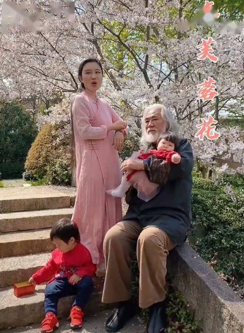 张纪中老婆5月10日为4胞胎祈福，奢华孕妇装亮相寺庙，引人注目。