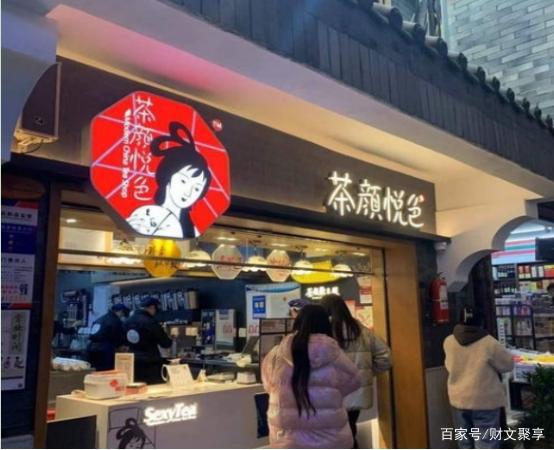 【网络】湖南80后老板奶茶店低价卖出二手设备，疯狂闭店，一加盟商大获全胜

生意突然崩盘！实体店因价格过高被迫关闭，这位湖南老板经历了什么？”