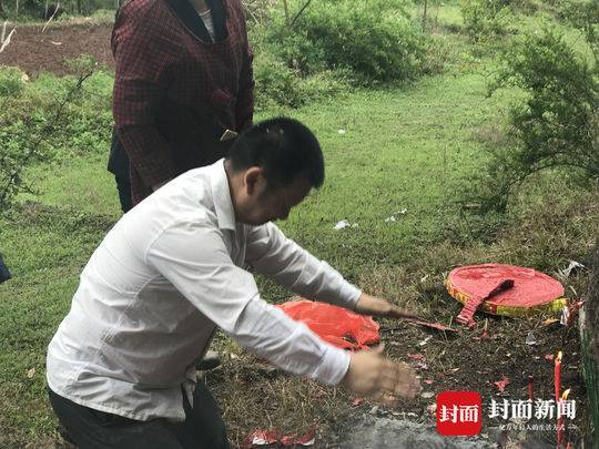 河南一大妈用空农药瓶悬挂在树枝上，致4岁女儿误食身亡