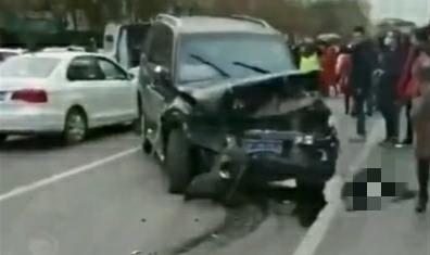 SUV遭大树砸中致务工女子身亡！警方初步判断事故原因系大雨引发

乐东大树砸车致一死三伤，警方称或因大雨引起

SUV被大树砸中致一人身亡及三人受伤，官方回应：可能与暴雨有关