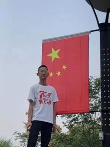 微小力量汇聚，儿童镜头定格珍贵瞬间——与国旗合影