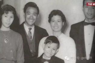 李小龙80岁妻子近照曝光：曾与徒结婚，一家三代容光焕发，其精彩人生让人肃然起敬