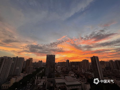 北京夜幕降临，惊艳的史诗级晚霞映照京城美景