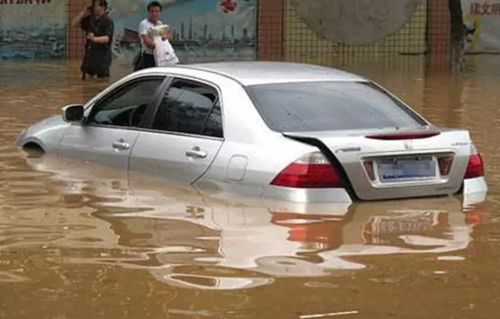 台风暴雨后：哪些车损保险公司不赔偿?