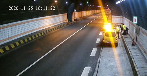 女子高速公路上因孩子争吵而违规停车，结果被记九分