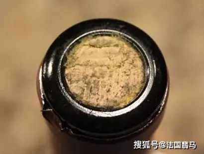 网上的热门问题：软木塞发霉的红酒还能喝吗？如何正确处理和饮用这类问题

优化后的葡萄酒发霉处理与饮用指南：软木塞发霉的红酒还能否享用？