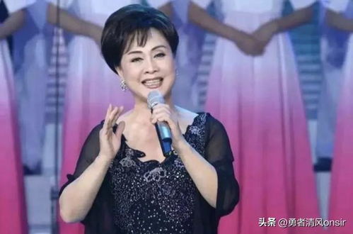 79岁的李谷一罕见露面，与付笛声、任静同框，瘦到脱相让人认不出！