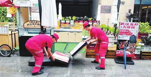 福建莆田：送餐员在店门口倒下身亡，引发社区关注