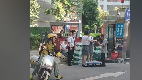 福建莆田：送餐员在店门口倒下身亡，引发社区关注