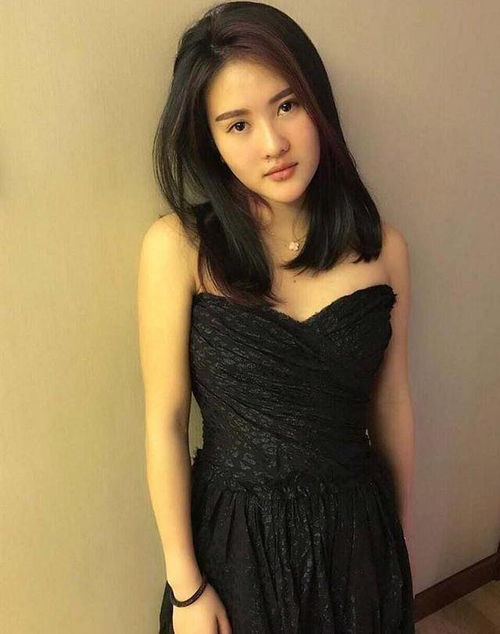 54岁李静成功逆袭，变身为21岁女儿的身形，网络女神变成喜剧明星