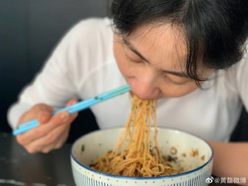 黄磊与孙莉逛环球影城时一同出现，47岁的孙莉扎起了麻花辫