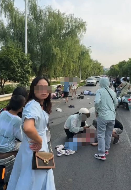 湖南洪江家长称女儿在学校内遭遇车祸身亡，警方已立案侦查

湖南省洪江一名家长透露，其7岁的女儿在校园内遭遇不幸，目前警方正在对此案进行侦破工作。