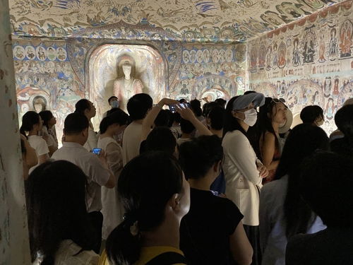 美国设计师一行人在故宫遭到劝离，博物馆：我们尊重所有人的权利和自由表达

这个版本的标题更简洁明了，同时强调了博物馆对不同意见和观点的接受和尊重。同时也清楚地表明了事件的结果和博物馆的态度。