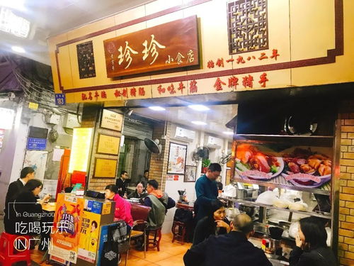 港星在街边享用简单面食：妻子到内地购物狂购9家店，真实生活中的低调奢华