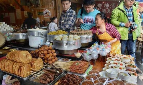 港星在街边享用简单面食：妻子到内地购物狂购9家店，真实生活中的低调奢华