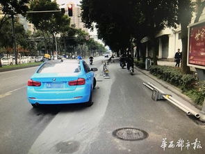 宝马夜间撞击街头女主播，警方已介入调查