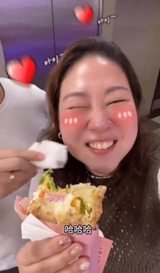 陈赫惊喜为8岁女儿庆生，全家享受美食与温馨时光