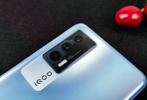 iQOO 13搭载全新PC级游戏体验，京东方Q10屏打造沉浸式视觉盛宴