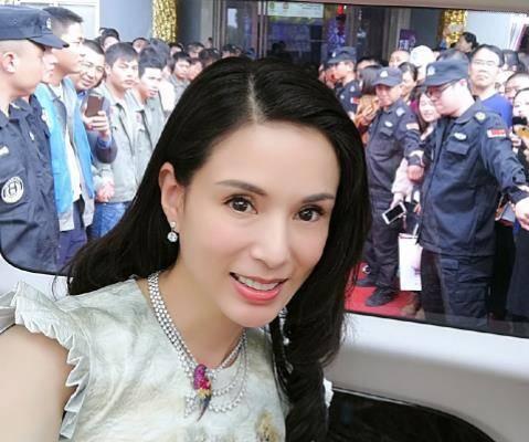 李若彤现身威海菜市场，网民纷纷赞其人美亲民、无明星架子