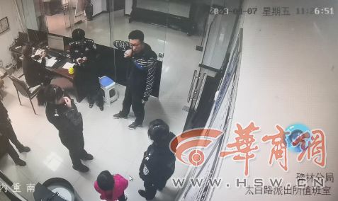 熊孩子与家长联手：神秘失踪少年深夜被警方发现：商场偶遇警察，熊孩子结伴逃脱成功