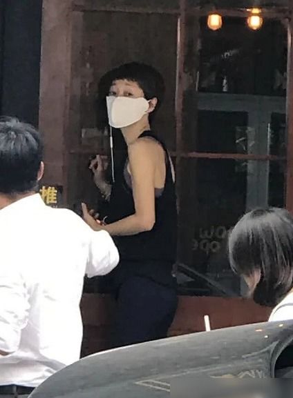 东北女主播机场偶遇商务舱出行不差钱，面对口罩疑虑表现从容自信