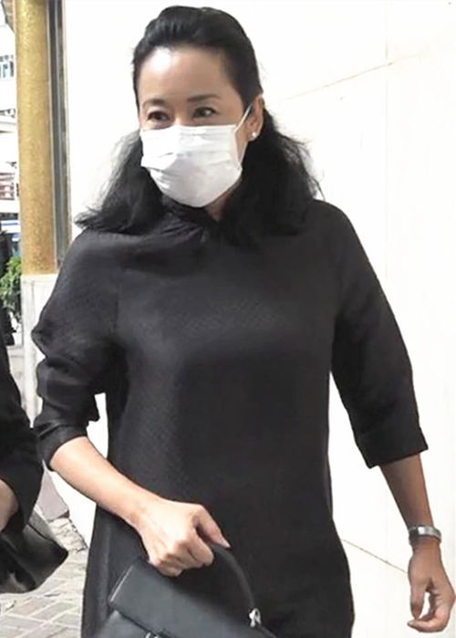 任家萱全家5口同框，42岁的她胖到没脖子，1岁儿子瘦了更像妈妈：真实展示家庭的日常变迁