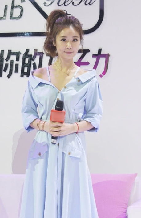 48岁林心如低调出席女儿演出，皮肤白皙显年轻，紧拥霍建华幸福感满满